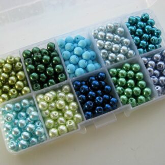 Box med mixade 6 mm glaspärlor i olika färger  (80399)