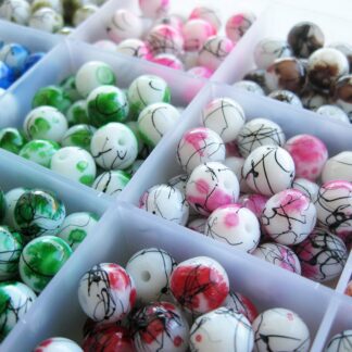 Box med mixade 8 mm glaspärlor, 420 st pärlor  (80656)