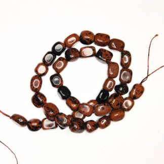 en sträng mahogany obsidian kuber 7,5-11,5x5,5-9x5,5-9 mm (ca 40 pärlor)  (81921)