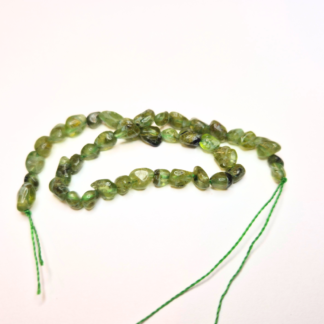 En sträng nuggets av peridot, 4,5-9x3,5-6x2-4 mm, ca 40 pärlor  (82284)