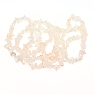 En sträng (88 cm) chips av bergskristall, ca 320 stycken  (82291)