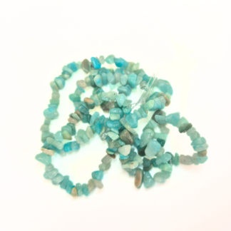 En sträng (80 cm) chips av naturlig amazonit, ca 240 stycken (82293)
