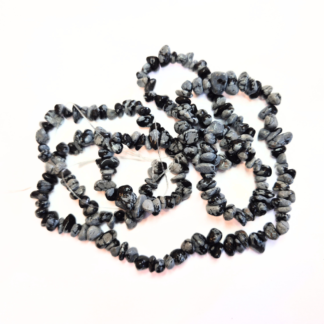 En sträng chips av snowflake obsidian  storlek 5-8x5-8mm (82296)