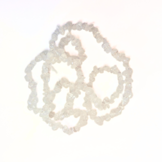 En sträng (80 cm) chips av bergskristall. Storlek 5 mm (82297)