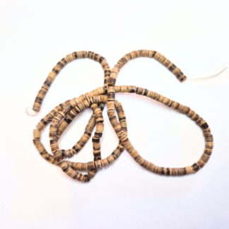 En sträng kokosnötspärlor 3-4x1,5-5mm (ca 208 st) (82301)