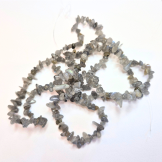 En sträng chips av labradorit, grad A Storlek 3-10x3-5,5x2-4,5 mm (82304)