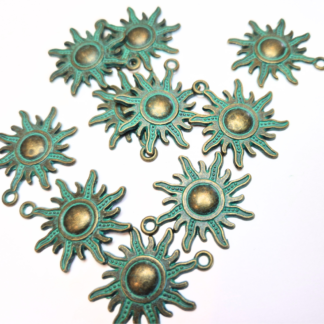 5 st solar berlocker, antikbrons med grön patina (20304)