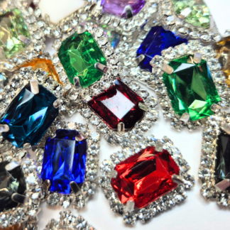 10 pack rhinestones-dekorer i metall med fasetterad akryl (50255)